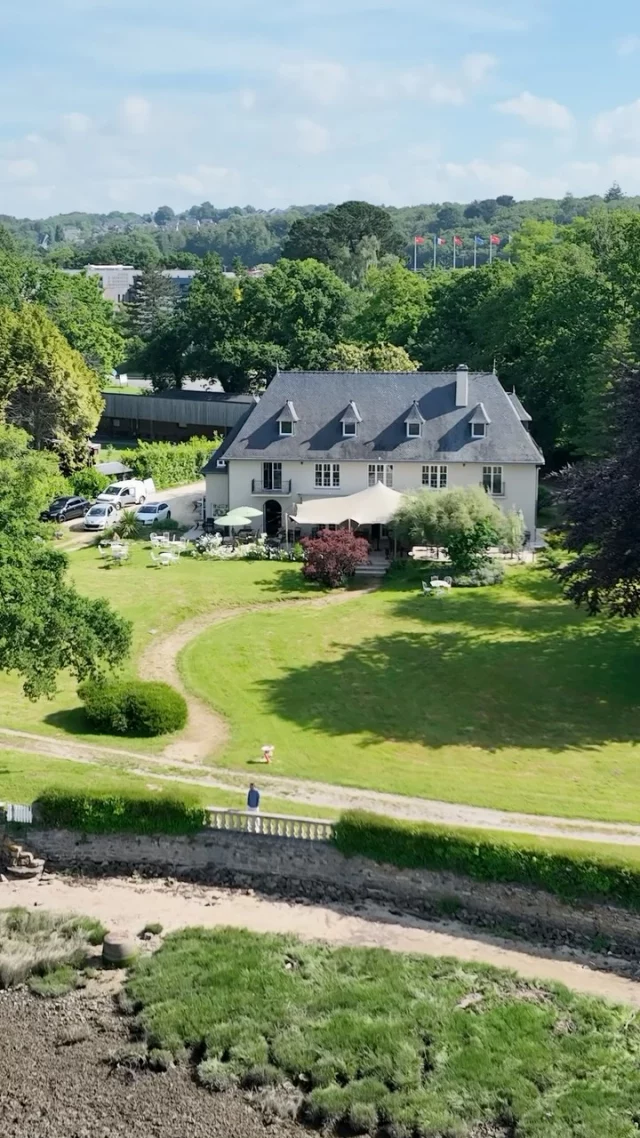 ‼️ Jordan Celton rejoint l’équipe Concept Immo !  ➡️ Originaire du pays quimpérois, il est déjà prêt à mettre son expertise à votre service !  🏡 Merci à @maison_kerogan de nous avoir accueilli dans ce lieu emblématique de la ville de Quimper !  🟡⚫️ Concept Immo