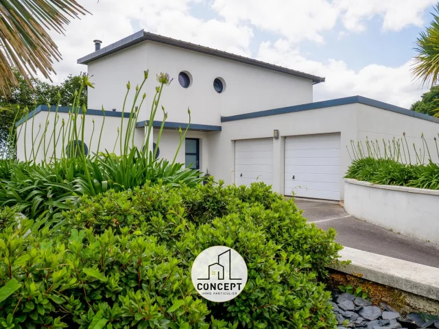 🌞Canicule = Envie de nature ? 
Et si vous profitiez de ce soleil sur 1200 m² de terrain à Ergué-Gabéric ?  🏡 Maison contemporaine de 147 m² - lumineuse et spacieuse, idéale pour les beaux jours.  ⚡️ DPE B - pour un confort optimal, été comme hiver.  📞 Pour plus de renseignements, contactez nous !  🟡⚫️ Concept Immo