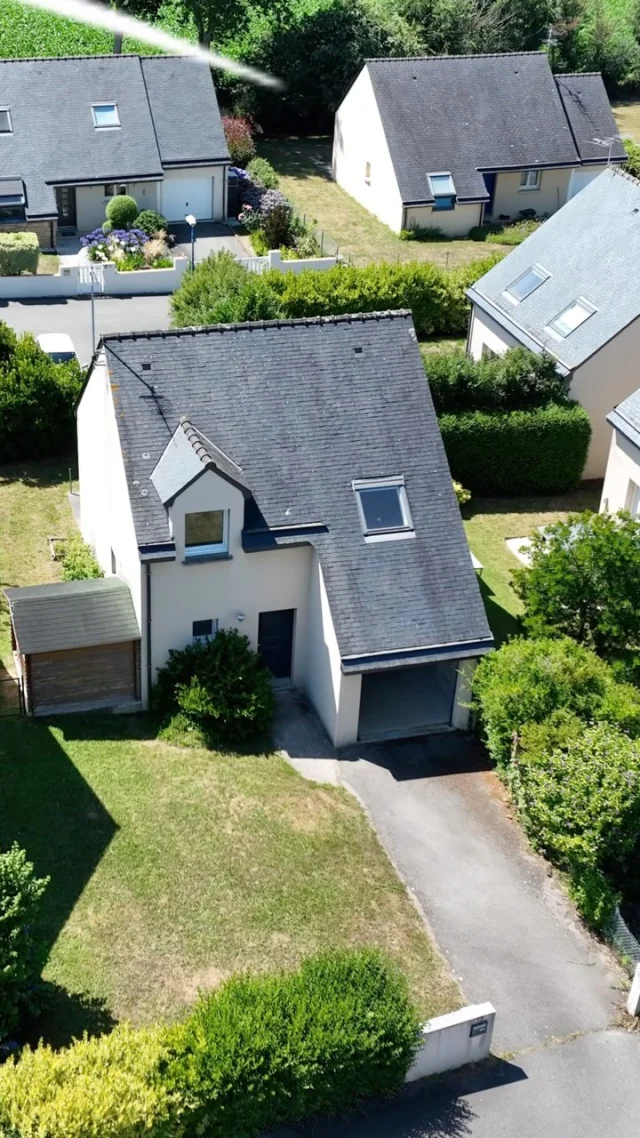 ❤️ Nouvelle exclusivité à Clohars-Carnoët – Quartier Langlazic !  🌿 Une maison lumineuse et soigneusement entretenue.
📍 À deux pas des plages, du port de Doëlan et des sentiers côtiers.  ‼️ Maison construite en 2006 sur 320 m² de terrain :
✔️ Belle pièce de vie exposée ouest
✔️ 3 chambres à l’étage
✔️ Garage attenant
✔️ Jardin clos, environnement calme
✔️ Aucun travaux à prévoir  ⚡ DPE D – Bonne isolation thermique
📐 Surface habitable optimisée, double vitrage, toiture ardoises naturelles.
📞 À visiter sans tarder !  🟡⚫ Concept Immo