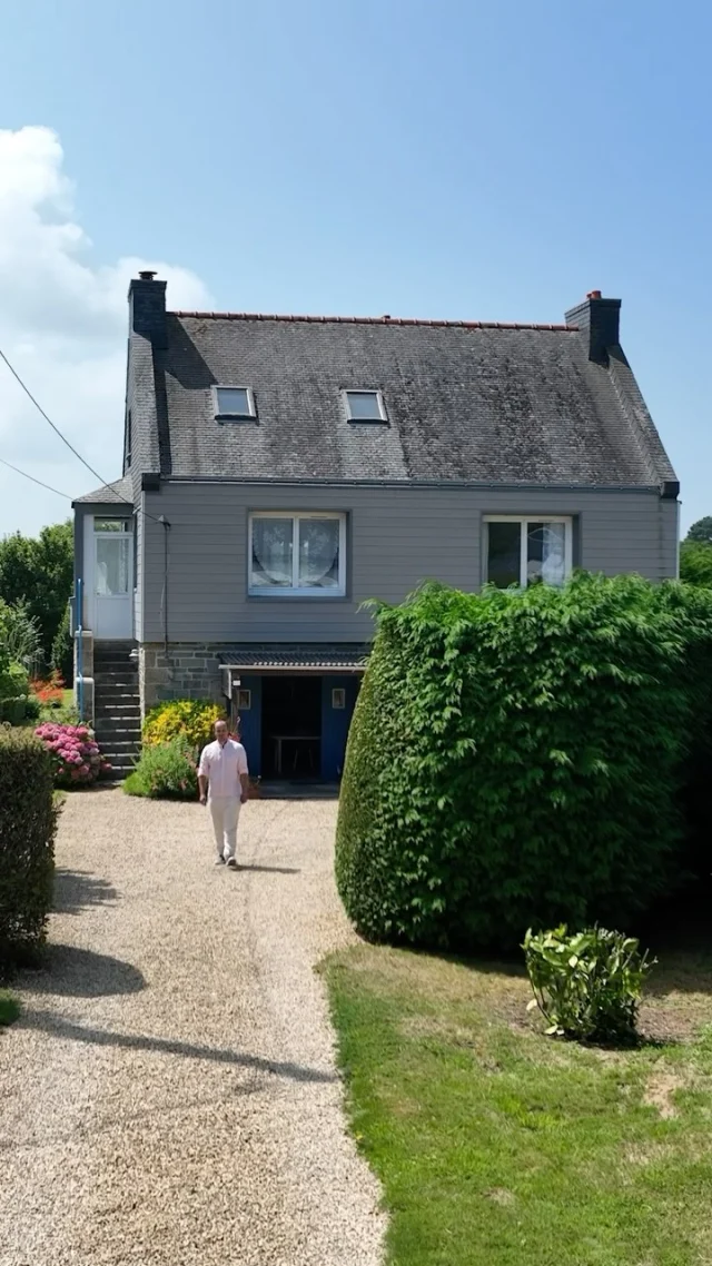 🏖️ RDV À LOCQUIREC – À deux pas des plages.  📍Sur les hauteurs de la commune, découvrez avec Julien cette maison, édifiée en 1966 sur un vaste terrain de près de 1400 m².  ✨ Environ 110 m² habitables, répartis en 6 pièces, avec un sous-sol complet (garage, chambre, cuisine d’été).  ✅ À noter :
Emplacement recherché à proximité du littoral 
Belle parcelle arborée 
Poêle à pellets et isolation extérieure 
DPE D
Réaménagement de l’étage préconisé  📞 Contactez-nous pour plus d’infos ou une visite.  🟡⚫️ Concept Immo