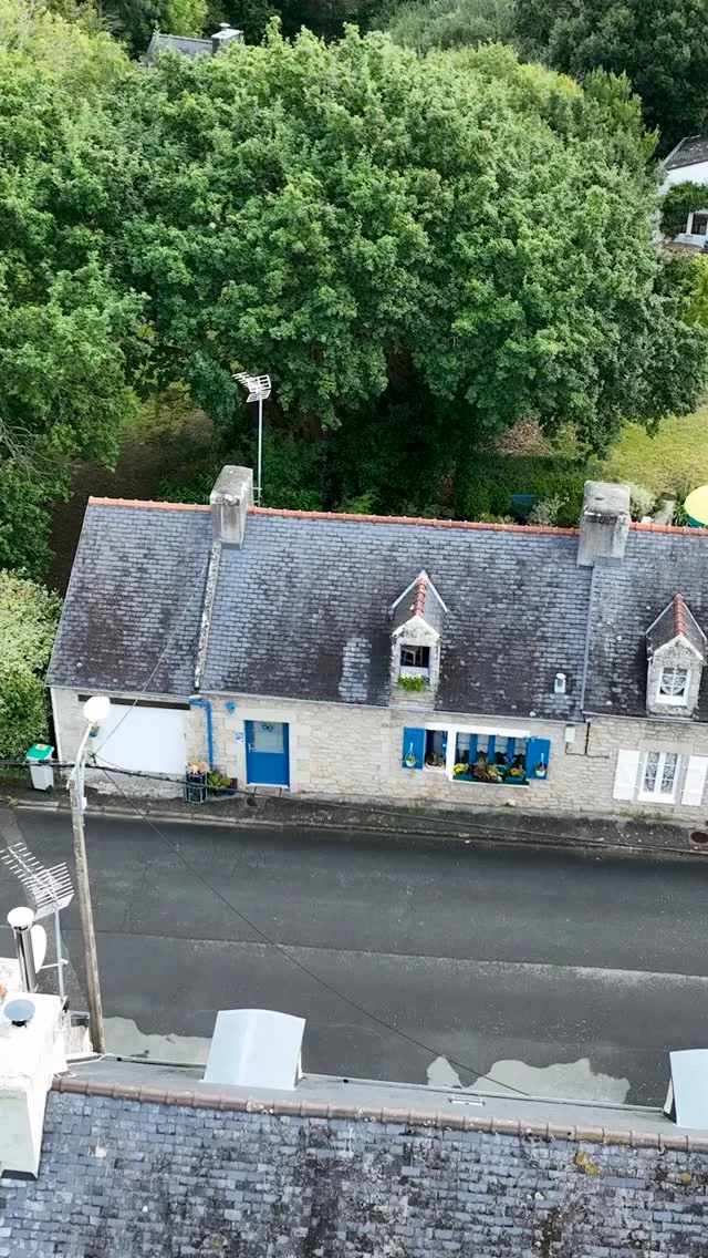 ✨ Nouvelle vente viagère – Loctudy ✨  Suivez Thomas sur cette charmante maison en pierre 🏡💙  📍 Située dans un environnement calme, elle offre environ 65 m² habitables avec :  ✨ Une belle pièce de vie traversante de 34 m² avec cuisine ouverte aménagée & équipée  🌿 Un jardin clos et arboré, sans vis-à-vis, idéal pour profiter des beaux jours  🛏️ 3 chambres réparties sur deux niveaux  🛁 Salle d’eau + WC séparés  🍷 Une cave pour compléter l’ensemble  Un petit nid douillet, à deux pas de la mer 🌊 et parfait pour profiter de la douceur de vivre à Loctudy.  📞 Pour plus d’informations, contactez-nous !  🟡⚫️ Concept Immo  #immobilier #conceptimmo #venteimmo #viager #loctudy #summer #investissement